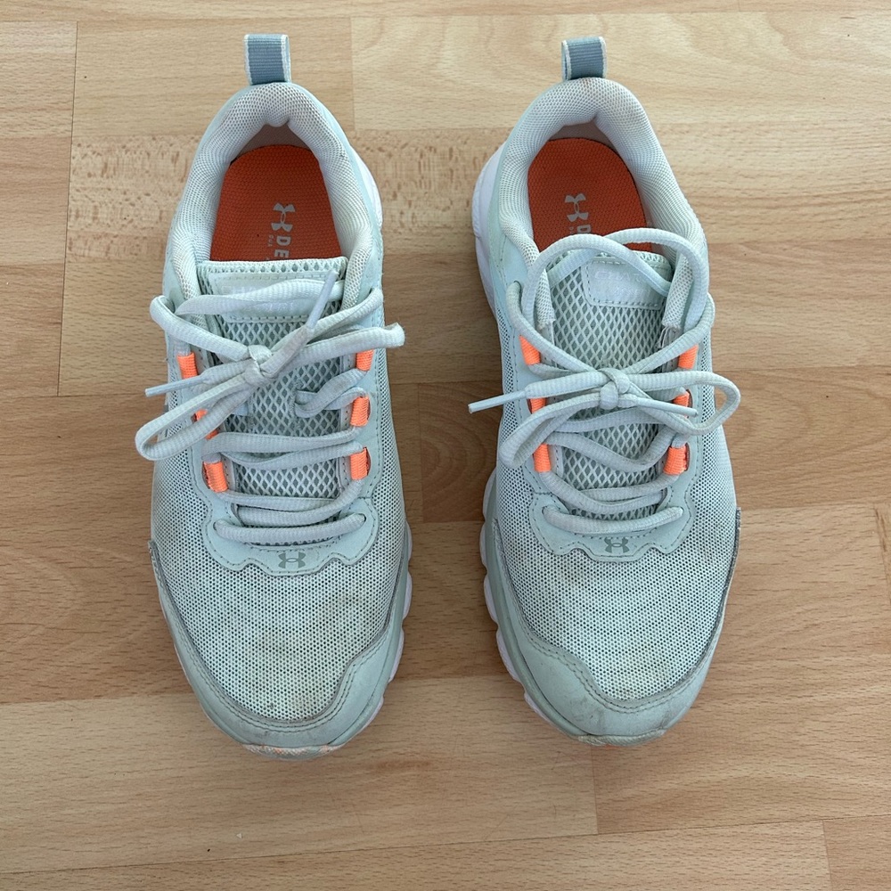 Under Armor women’s sneaker